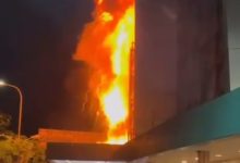 Tangkapan Layar: Diduga akibat konsleting neon box, panel depan Grage Mall Cirebon terbakar.*KaceNews.Id/Ist