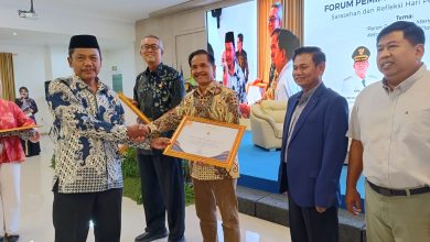 Ketua Forum Pemred Cirebon menyerahkan penghargaan kepada Ketua Yayasan Pendidikan Swadaya Gunung Jati Mukarto Siswoyo
