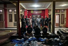 SATUAN Reserse Kriminal (Satreskrim) Polres Majalengka menunjukan barang bukti dan tersangka geng motor pelaku penganiayaan dan perusakan sepeda motor yang terparkir di depan minimarket di Desa Sukahaji, Kecamatan Sukahaji, Kabuoaten Majalengka, Selasa (25/3/2025).*KaceNews.Id/Ta