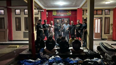 SATUAN Reserse Kriminal (Satreskrim) Polres Majalengka menunjukan barang bukti dan tersangka geng motor pelaku penganiayaan dan perusakan sepeda motor yang terparkir di depan minimarket di Desa Sukahaji, Kecamatan Sukahaji, Kabuoaten Majalengka, Selasa (25/3/2025).*KaceNews.Id/Ta