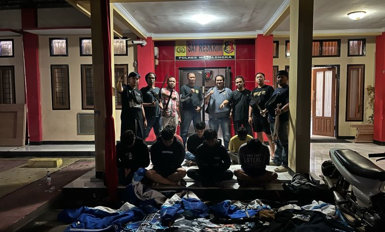 SATUAN Reserse Kriminal (Satreskrim) Polres Majalengka menunjukan barang bukti dan tersangka geng motor pelaku penganiayaan dan perusakan sepeda motor yang terparkir di depan minimarket di Desa Sukahaji, Kecamatan Sukahaji, Kabuoaten Majalengka, Selasa (25/3/2025).*KaceNews.Id/Ta