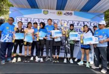 BUPATI Indramayu, Lucky Hakim foto bersama kepada para juara saat acara Indramayu RUN 10K Bupati Cup, Sabtu (18/10/2025).*KaceNews.Id/Ist