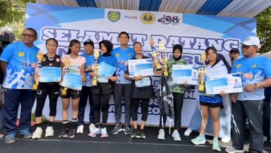 BUPATI Indramayu, Lucky Hakim foto bersama kepada para juara saat acara Indramayu RUN 10K Bupati Cup, Sabtu (18/10/2025).*KaceNews.Id/Ist